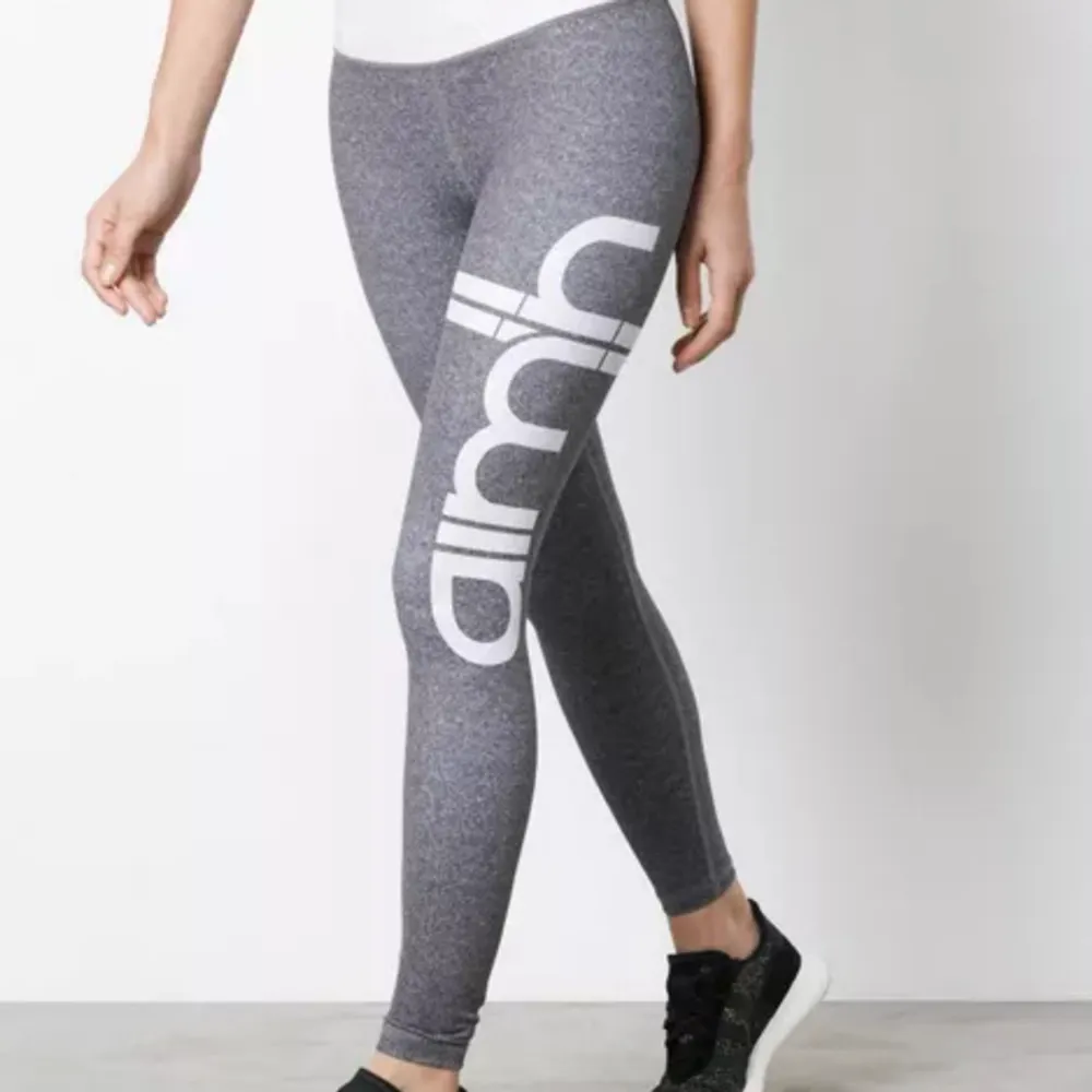 Säljer dessa supersköna tränings tights ifrån aimn som är deras gammla modell. I bra skick! Säljs då dem är för små! Om frågor tveka inte på att kontakta mig🩷. Jeans & Byxor.