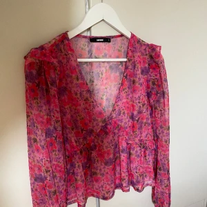 Rosa blommig blus - Jättefin blus från BikBok. Aldrig använd. Storlek S!🔥