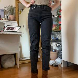 Svarta jeans från Weekday i passformen Lash, midjestorlek 26 och innerbenslängd 30. I en svart och något utsliten färg. 
