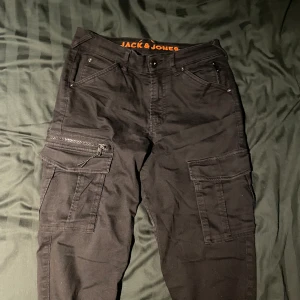 Jack & Jones Cargobyxor - W28 L32 , bra skick, rätt tunna och väldigt sköna, tapered fit