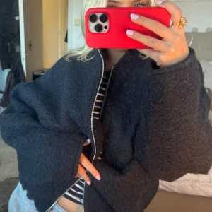 Vårjacka  - säljer nu min fina populära bomberjacka i ull då den tyvärr inte kommer till användning. Använd ca 3 gånger så precis som ny <3  bud på 550kr💕