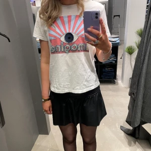 Maje T-shirt - Säljer min otroligt fina maje t-shirt köpt för ca 1 år sen då den inte kommer till användning. Den är size 2 som motsvarar en XS/S, bra skick 💗