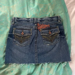Jeanskjol  - Jeanskjol köpt på secondhand i mycket fint skick. Står ingen storlek men jag hade själv uppskattat den som en M. Midjemåttet är 84 cm. Märket är Fairy fashion by ALBA💗