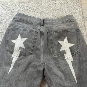 As coola Low waist straight jeans från Gina tricot med påmålade stjärnor! (målade med textilfärg så kommer ej försvinna) säljer då de ej kommer till användning längre! Sitter oversize på mig som är 164🩷