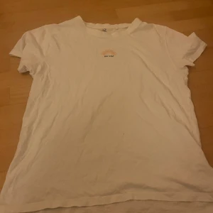 Vit tröja med tryck - Tvättar, bra skick, knappt använd 