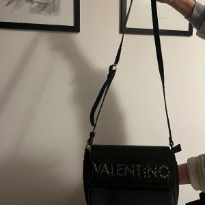 Valentino väska - Säljer nu min fina valentino väska, äkta. Inga skador på den, endast använd få gånger. Den är som ny. Ren o fräsch. Pris går att diskuteras vid snabb affär 💕