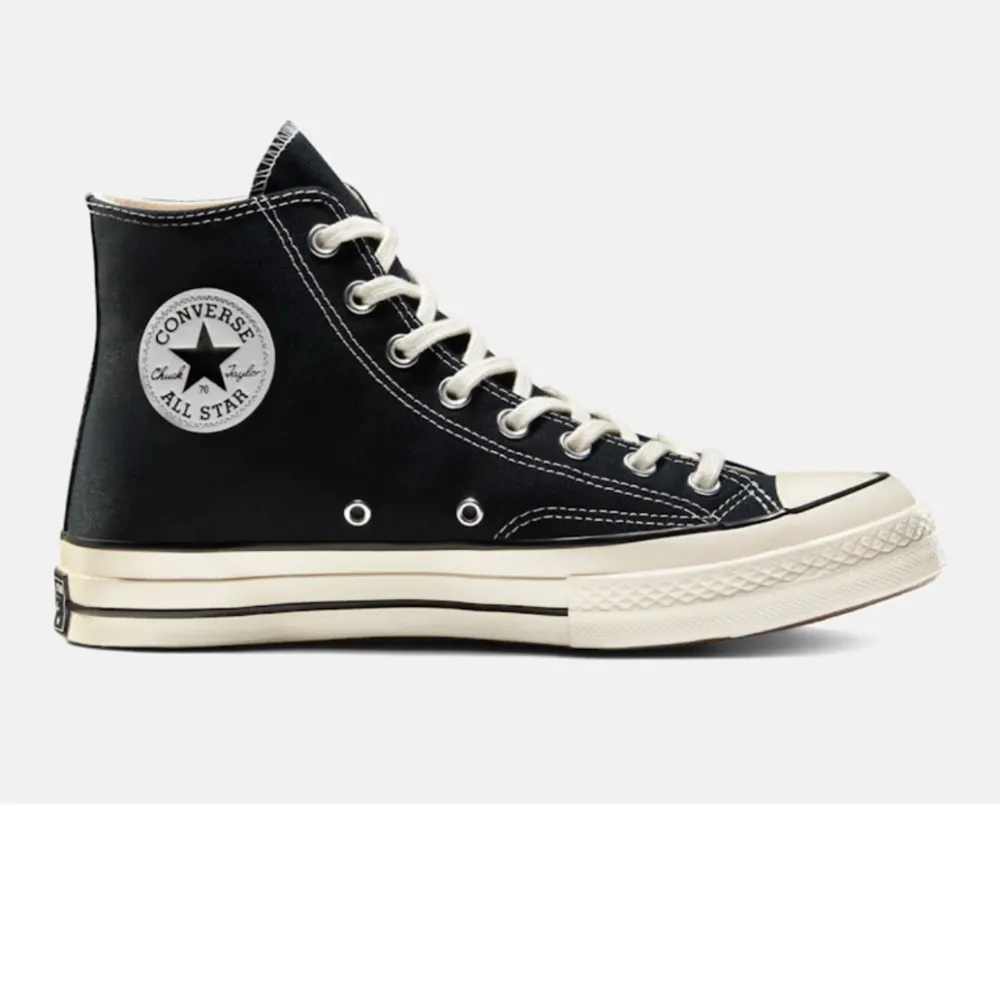 Snygga converse chuck 70. I bra skick men smutsiga, de går enkelt att tvätta. Nypris: 1000kr . Skor.