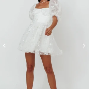 Studentklänning - Säljer denna såå fina klänning som är perfekt till studenten!! Säljer då jag har en annan💓