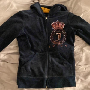 Juicy tröja - Hej! Jag funderar på att sälja denna fina äldre modellen från Juicy Couture. Den har inga fläckar och den har inte heller något som är sönder osv. Den är inte så välanvänd. Hör av er om mer frågor, Det är även ni som betalar frakten 💖