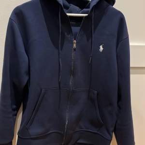 Säljer min polo full zip hoodie i mörkblå! Stl S och bra skick Passar ca 168-178 t