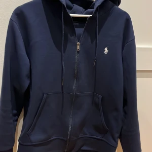 Polo full zip - Säljer min polo full zip hoodie i mörkblå! Stl S och bra skick Passar ca 168-178 t