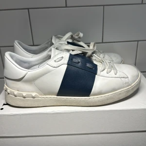 Valentino Open  - Hej jag säljer mina Valentinos för att jag har tröttnat på de storlek 43 äkta så klart