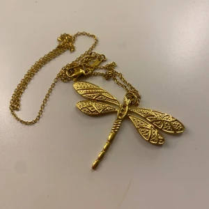 Halsband - Säljer detta super snygga sländ halsbandet då jag inte använder guld längre. Kontakta vid intresse, köparen står för frakten💓