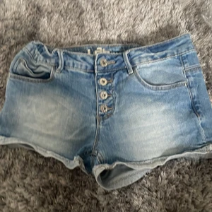 jeans shorts  - säljer mina sviiiin snygga low waist shorts. Jättebra skick, köptes för något år sedan. Kommer inte ihåg helt vad de kostade men har för mig att de var ganska dyra! skulle säga att storleken är typ xs men det står 152 i dom!💕