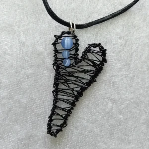 Handgjort smycke - Handgjort smycke i ståltråd och pärlor med justerbar längd 