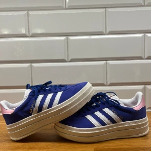 Adidas Gazelle Bold  - Skorna är helt nya har använts en gång men är försmå för mig. Skorna är typ helt slutsålda överallt.