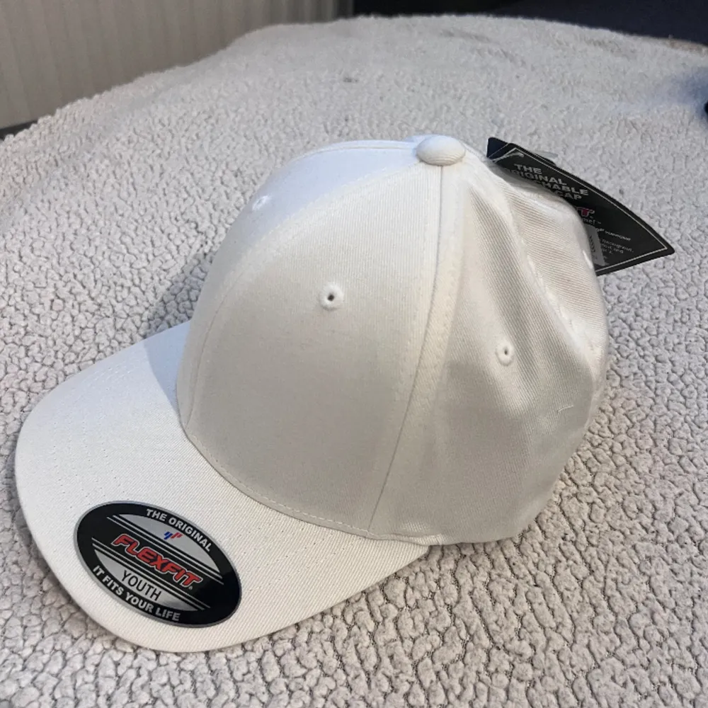 Säljer en Flexfit keps då jag köpte fel storlek. Nypris 229 kr.   https://hatstore.se/flexfit-no-one-white?shopping_id_click=160255-3&gad_source=1&gclid=EAIaIQobChMI4oTN97bphAMVKmWRBR1XkQ2UEAQYCyABEgLhbvD_BwE. Accessoarer.