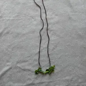 Handgjort halsband skapat i mockaband på 1 meter och gröna pärlor