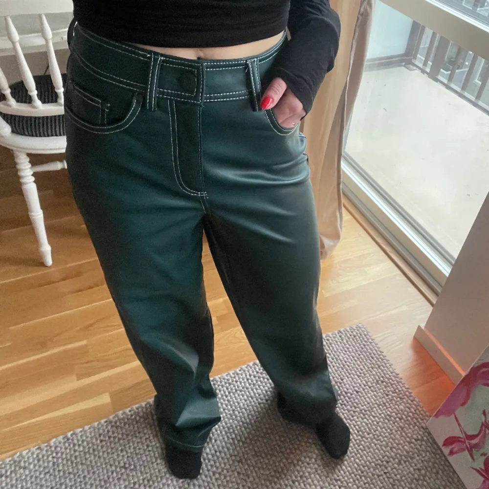 Helt oanvända gröna skinnbyxor, säljs då det inte är min stil💘. Jeans & Byxor.