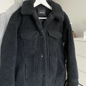 Svart Teddy jacka  - Jättefin svart Teddy jacka från monki 💕 Passar till höst/vinter/vår 💕  (Lånade bilder) 🥰