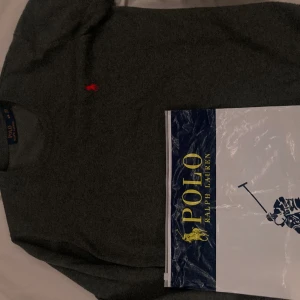 Polo Ralph Lauren Tröja - Säljer denna mörkgråa polo tröja i storlek M. Köptes för 899kr. Priset kan bli justerbart vid en snabb affär. Kontakta för frågor eller fler bilder.