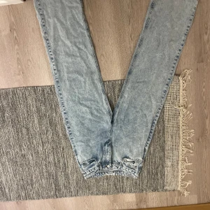 Jeans - Högmidjade jeans, nästan oanvända 