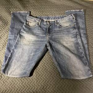 Säljer dessa Emporio Armani jeans i nyskick ( Användade och tvättade 1 gång inga defekter) Storleken är W30/L34 Taggar ingår. Ny pris 2000kr Hör av er vid minsta funderingar☀️
