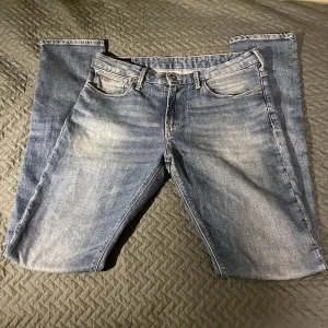 Emporio Armani Jeans - Säljer dessa Emporio Armani jeans i nyskick ( Användade och tvättade 1 gång inga defekter) Storleken är W30/L34 Taggar ingår. Ny pris 2000kr Hör av er vid minsta funderingar☀️