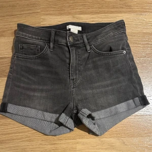 Kort jeansshorts - Korta gråa jeansshort från H&M storlek 34, stretchiga i materialet. 