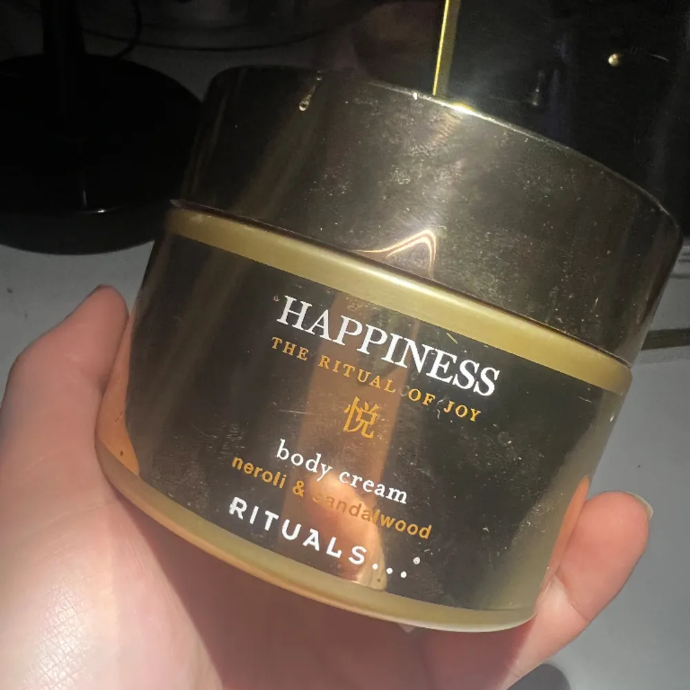 Body cream som endast är testad. Har redan massa andra jag använder därav säljer jag den vidare! Inga som helst fel på den. 🌸. Övrigt.