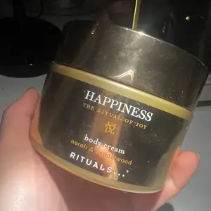 Body cream som endast är testad. Har redan massa andra jag använder därav säljer jag den vidare! Inga som helst fel på den. 🌸