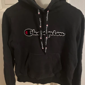 Champion hoodie  - Svart hoodie från märket Champion. Super fin & cool med kommer inte till användning. 🖤❤️
