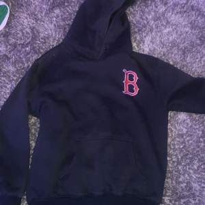 Ännu en as najs thrigtad hoddie med brodering på framsidan och texten ”boston” där bak. Den är dock tyvärr avklippt i slutet av armarna så de är lite kortare än vanligt. Och ett pytte litet märke mitt på,  men den är somsagt thriftad.