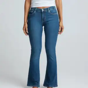 säljer dessa lågmidjade jeans från bik bok då dom tyvärr inte passar mig! Jättebra skick, säljs för 700kr ❣️ Längd 31 