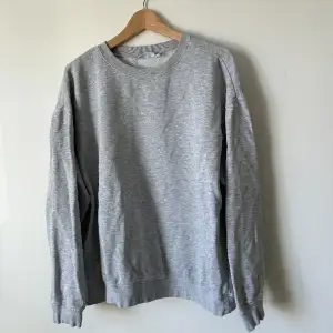 Basic grå sweatshirt från Weekday. Ett perfekt plagg att ha i basgarderoben. Funkar både till jeans och kostymbrallor med ett par coola sneakers. Har använts flitigt men inga synliga fläckar 💕