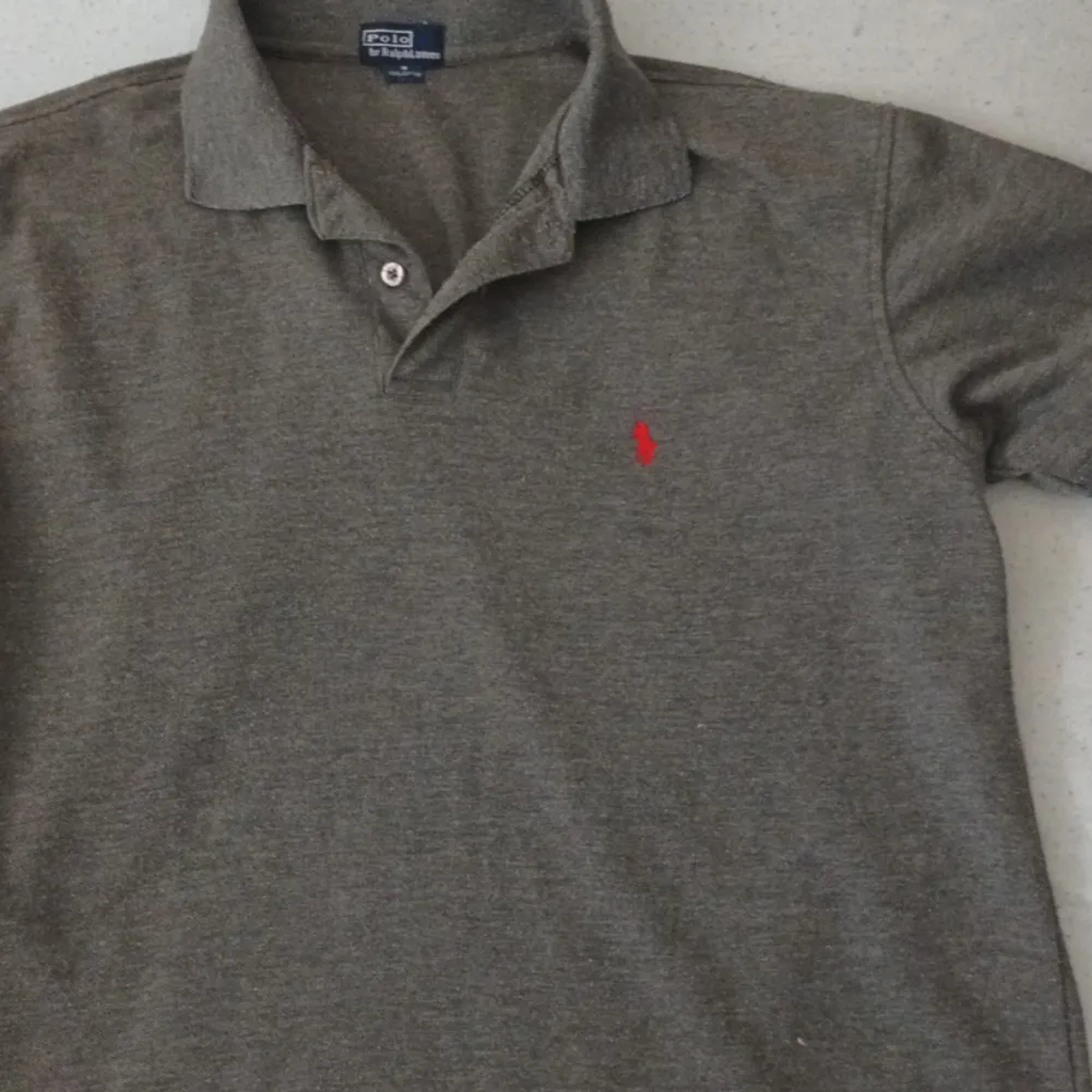 Polo Ralph Lauren pike i färgen grå . T-shirts.