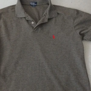 Polo Ralph Lauren pike  - Polo Ralph Lauren pike i färgen grå 