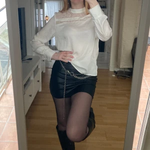 Vero Moda Blus - Vit Blus med Detaljer från Vero Moda i storlek S. Köparen betalar för frakten🥰❤️