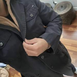 Tjena, säljer nu en riktigt fet field jacket som passar perfekt till vädret som är nu| skick 8/10 den är använd men inga defekter eller fläckar mm | size m.