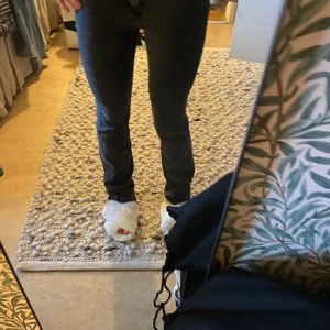 Lågmidjade jeans hm - Skit coola lågmidjade jeans från hm! Jätte snygga där uppe för de är speciellt sydda(han kan se de på bild 3)!💕🤗