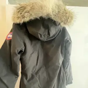 Victorian parka är i ett bra skick, skriv för fler bilder! Är i en storlek M men passar en S då modellen är slim. Inköpt på johnelles för några år sedan. Pris går att diskuteras. Inköpt för ca 10 tusen