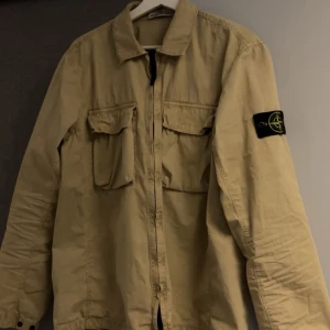 Stone Island overshirt - Den är i riktigt bra skick, använd väldigt få gånger. Köpt på cenino i växjö. Den är i storlek L och passar M/L