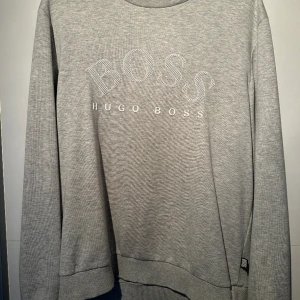Hugo Boss - Sweatshirt Storlek XL Slimfit sitter som L Nyskick Möts i Eskilstuna eller fraktas 250 + frakt