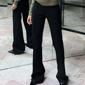 Kostymbyxor zara - Säljer dessa från zara i storlek s, de är i nyskick, säljer för att de är för stora och jag tappat bort lappen😊 pris kan diskuteras💗