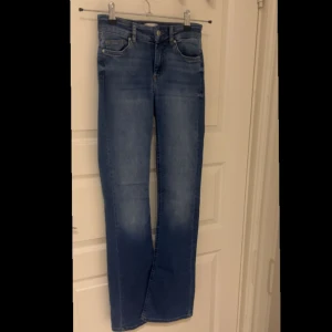 Lågmidjade jeans - Säljer dessa lågmidjade bootcut jeans från Only i storlek xs då jag ej får användning av dom💗 pris kan diskuteras