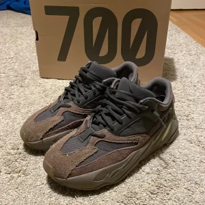 Yeezy 700 boost - Tjena, säljer nu mina Yeezy 700 boost som jag har växt ur. Dom är riktigt snygga och funkar även till det mesta.Skick 7/10.  Jag är öppen för byten. Kvitto finns och det är bara att skriva för frågor och bilder. Priset kan diskuteras.