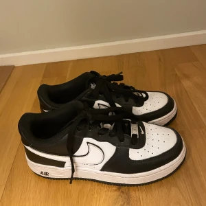 Nike Air Force - 1 ’07 - svart och vit - Snygga svart vita airforces i storlek 36,5. Det är Bra skick och kvalite på skorna och för billigt pris. Köpte originellt för 1350 kr och säljer nu för 399 kr