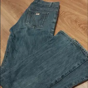 Säljer nu mina jättesnygga Miss Sixty jeans då de tyvärr inte passar mig. De är 38cm i midjan❤️