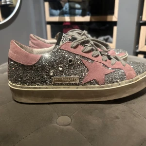 Golden goose skor - Såå sjukt snygga golden goose skor!! Helt nya, endast använda en gång. Bara att fråga för mer bilder eller om något annat! Storlek 38.