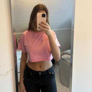 Topp - Ny croppad topp i jättefin rosa färg